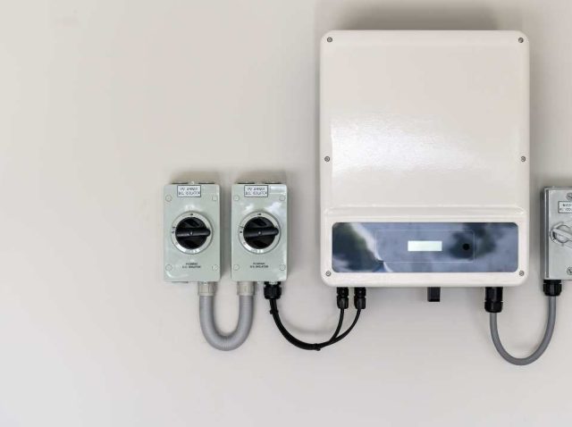 differences-between-solar-batteries-vs-power-diverters